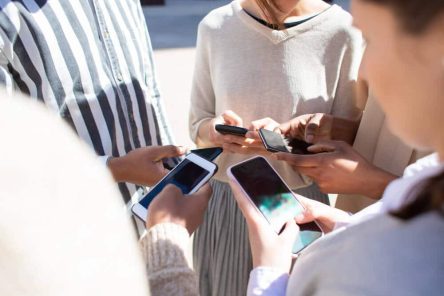 cropped-view-young-people-using-smartphones (1)