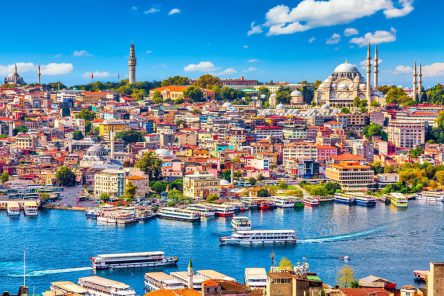 touristic-sightseeing-ships-golden-horn-bay-istanbul-mosque-with-sultanahmet-district-against-blue-sky-clouds-istanbul-turkey-during-sunny-summer-day (1)